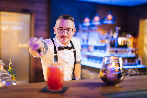 Barkeeper beim Cocktailanrichten